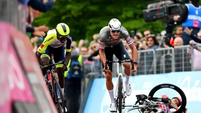 ቢኒያም ግርማይ [ጸጋም] ከምኡ'ውን ቫንደር ፖል ኣብ ቀዳማይ መድረኽ ጂሮ ዲ ኢታሊ ተመራሪሖም ኣትዮም