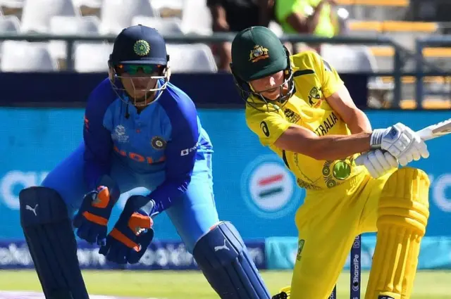 ऋचा घोष ने विकेट के पीछे कैच छोड़े