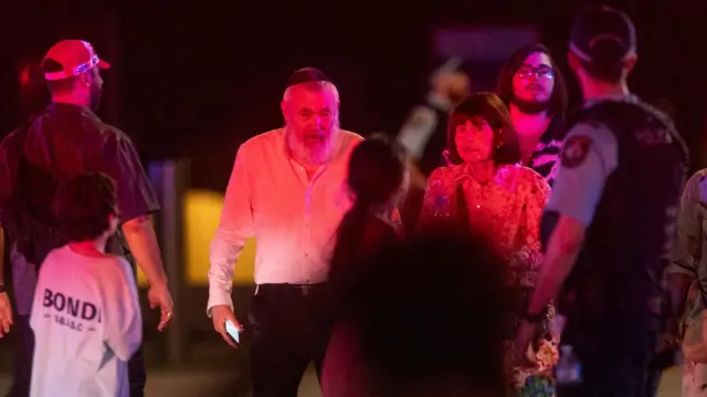 Policija evakuiše ljude sa plaže Bondi