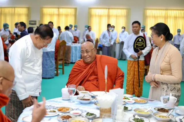 သီတဂူဆရာတော်ဘုရားနဲ့ စစ်ခေါင်းဆောင်တို့ကို တွေ့မြင်ရစဉ်။ (မေလ၊ ၂၀၂၃) 