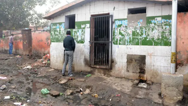 শহরাঞ্চলে যেসব টয়লেট রয়েছে, সেগুলোও অনেক সময়েই চূড়ান্ত অস্বাস্থ্যকর। অমৃতসর শহরের একটি পাবলিক টয়লেট। ফাইল চিত্র