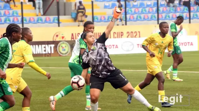 Awọn agbabọọlu Super Falcons ati awọn agbabọọlu South Africa kan