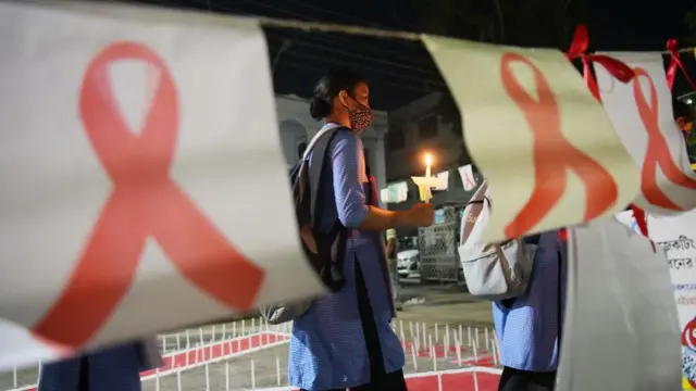 राज्य में राष्ट्रीय किशोर स्वास्थ्य कार्यक्रम के तहत 23 ज़िलों में युवा परामर्श केन्द्र हैं लेकिन यह व्यवस्था बहुत कारगर नहीं है