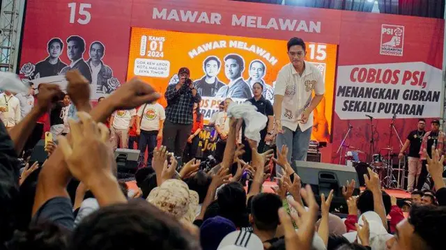 Ketua Umum Partai Solidaritas Indonesia (PSI) Kaesang Pangarep membagikan kaos saat kampanye di Malang, Jawa Timur, Kamis (1/2/2024).