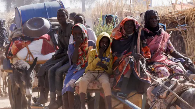 نازحون يستقلون عربة تجرها حيوانات - صورة أرشيفية