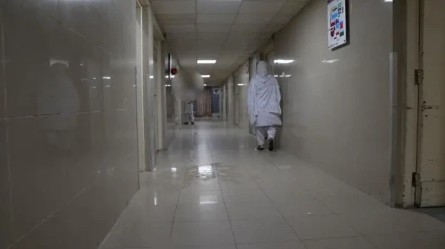 ਹਸਪਤਾਲ ਅੰਦਰ ਦਿਖਾਈ ਦੇ ਰਹੀ ਔਰਤ 