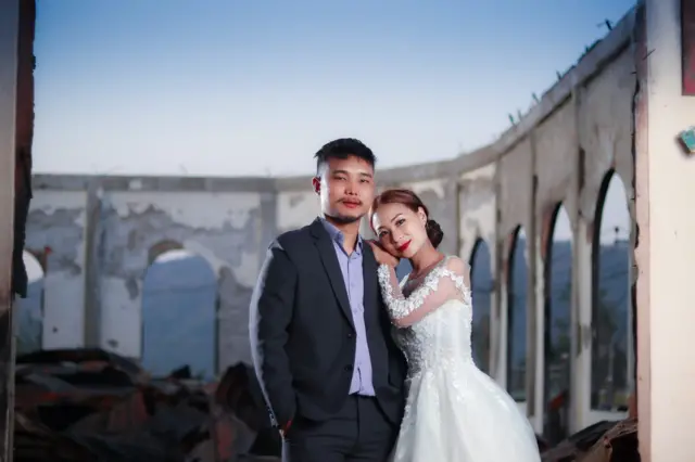 ထန်လလန်မြို့ပျက်ကြားက ချင်းကာကွယ်ရေးတပ်ဖွဲ့ဝင်ရဲ့ မင်္ဂလာဦး ဓာတ်ပုံတွေ လူပြောများနေ 