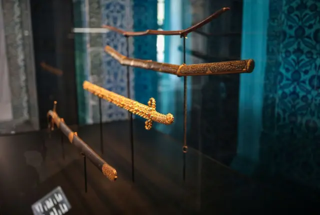 پیغمبر اسلام کی تلوار اور کمان استنبول میں توپ قاپی محل میں نمائش پر رکھی ہوئی ہیں۔