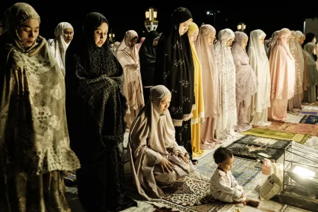 Umat Muslim melaksanakan salat Tarawih pertama untuk menandai dimulainya bulan suci Ramadan di Masjid Raya Baiturrahman, Banda Aceh, pada 28 Februari 2025.