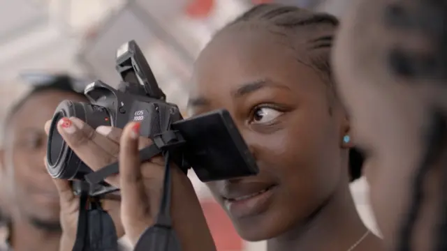 "Sinkifite ubwoba" - Lilian w'imyaka 19 ubu arimo kwiga gufotora ari nako akira ibikomere 