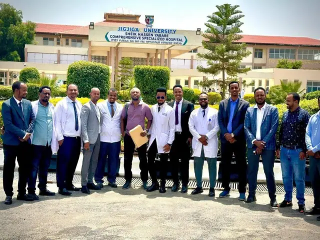 Dhakhaatiir Soomaali ah ayaa la sheegay in ay hadda baranayaan qalliimadaan si ay adeegyo dadka ugu qabtaan