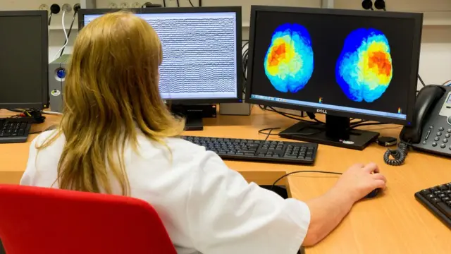 Cientista monitorando o cérebro