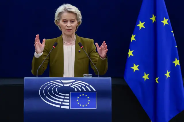 Урсула фон дер Ляєн за трибуною в Європарламенті на тлі прапора ЄС