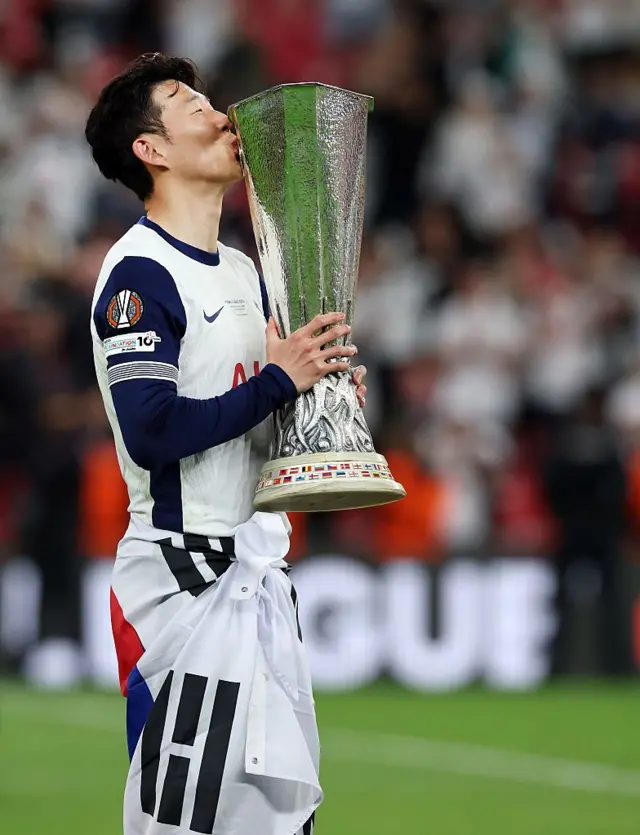 트로피에 입맞춤하는 손흥민 선수