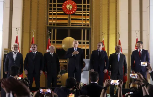 2023'teki cumhurbaşkanlığı ikinci tur seçimlerinde Recep Tayyip Erdoğan'ı destekleyen siyasi liderler birlikte poz veriyor. 