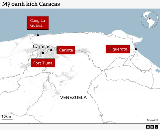 Bản đồ cho thấy các vị trí không kích của Mỹ trong và quanh Caracas, Venezuela. Các điểm được đánh dấu bao gồm cảng La Guaira ở phía bắc, Fuerte Tiuna, Antenas El Volcan và La Carlota ở Caracas, cùng sân bay Higuerote ở phía đông.