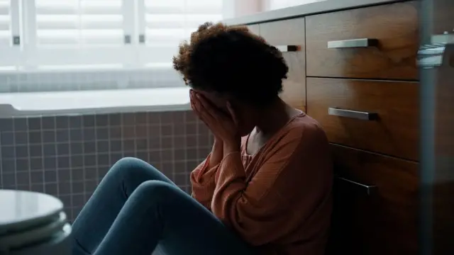 Woman for restroom siddon and cover her face