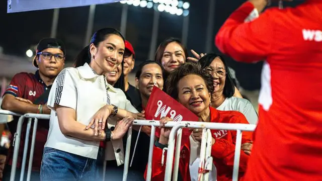 မဲဆွယ်စည်းရုံးပွဲမှာ ဓာတ်ပုံအရိုက်ခံနေတဲ့ ဝန်ကြီးချုပ်ဟောင်း ပေထုံတန်