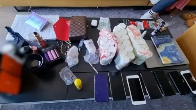 သိမ်းဆည်းရမိတဲ့ ဓာတုဆေးခြောက်နဲ့ ပစ္စည်းတွေ 