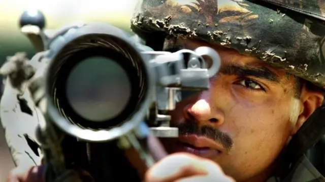 வீரர் ஒருவர் குறிபார்க்கும் காட்சி 