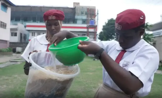 Aworan awọn akẹkọọ meji to ṣe agbekalẹ ẹrọ to n sọ omi idọti di mimọ