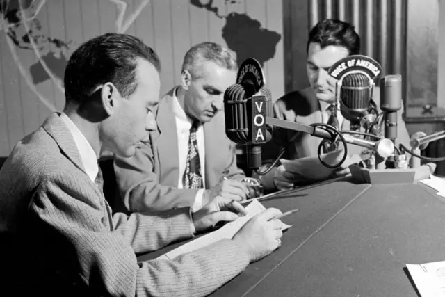 صدای آمریکا از جمله رسانههایی بود که از ابتدا به زبانی به غیر از زبان انگلیسی کارش را آغاز کرد