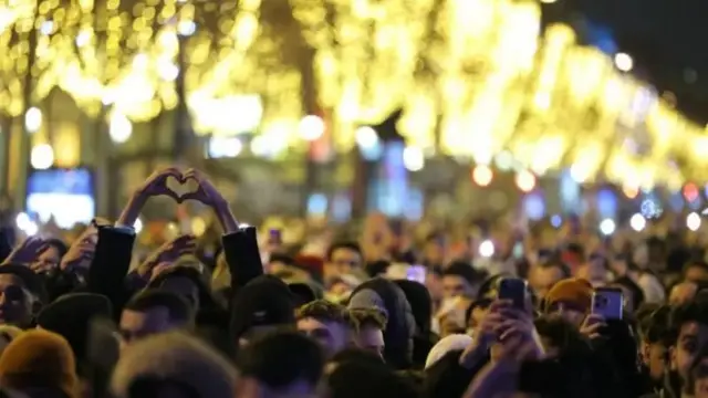 تجمع مردم در پاریس برای جشن سال نو