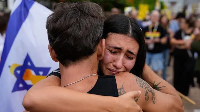 कराराच्या घोषणेनंतर तेल अवीवमध्ये ओलिसांना समर्पित करण्यात आलेल्या चौकात लोक जमले.