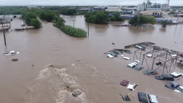 டெக்சாஸில் திடீர் வெள்ளம்: காணாமல் போன குழந்தைகள், அடித்துச் செல்லப்பட்ட வீடுகள்