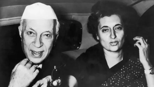 اندرا گاندھی بعد میں اپنےوالد کے ساتھ