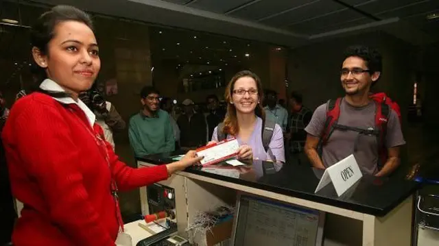 பயணிகள் வருகைப் பகுதியில் ஆவணங்கள் சரிபார்க்கப்படும் காட்சி