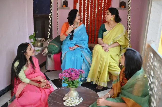 आंतरराष्ट्रीय महिला दिन: भारतीय महिला खरंच समृद्ध होत आहेत का?