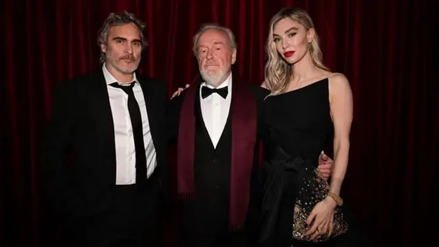 سكوت يتوسط (فينيكس وكيربي) خلال العرض العالمي الأول في باريس.