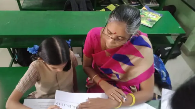 சிறப்பு குழந்தைகளிடம் முதல் மதிப்பெண் வாங்கும் சென்னை ஆசிரியர் பற்றி தெரியுமா? 