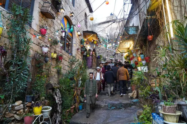 د عراق په دهیوک کې سلګونه ځايي اوسېدونکي د نوروز مراسمو کې د ګډون لپاره یو ځای شوي وو.