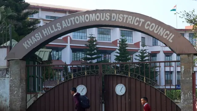 घटनेच्या सहाव्या परिशिष्टानुसार इथं खासी आणि गारो स्वायत्त जिल्हा परिषदा आहेत.