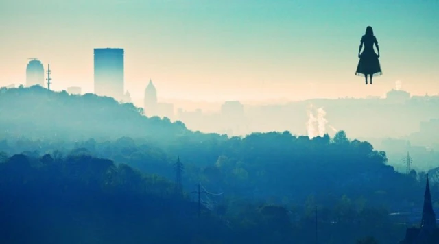 Une personne est suspendue dans les airs.