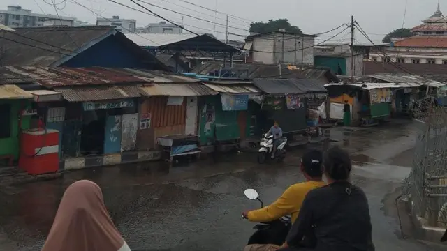 Kampung Gedong Pompa di Penjaringan jauh lebih baik ketika Anies Baswedan menjadi gubernur Jakarta, kata warga setempat. Jalan besar yang dilalui warga diaspal. 