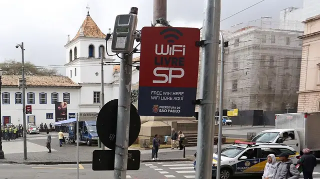 Placa do programa WiFi Livre SP em frente ao Pateo do Colégio no Centro de São Paulo