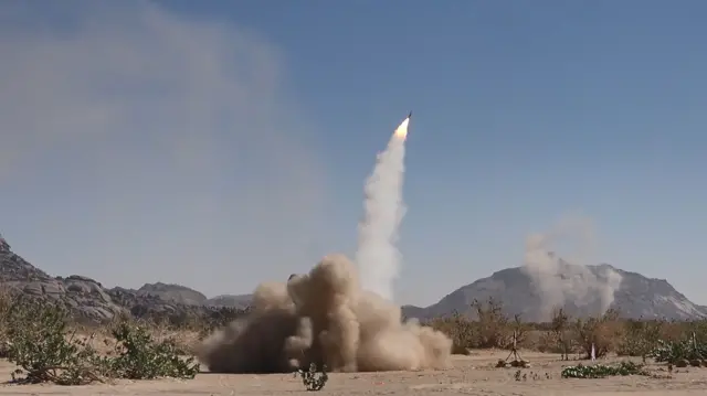 پرتاب موشک توسط حوثی‌ها در یک مانور نظامی