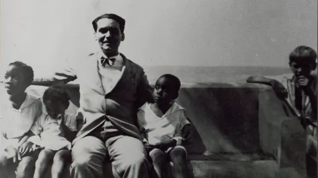 García Lorca con un grupo de niños en La Habana, 1930.