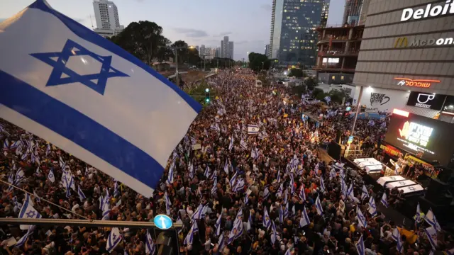 ছয় জিম্মির মৃত্যুর খবর ছড়িয়ে পড়ার পর রাস্তায় নেমে বিক্ষোভ করেন ইসরায়েলের হাজার হাজার মানুষ
