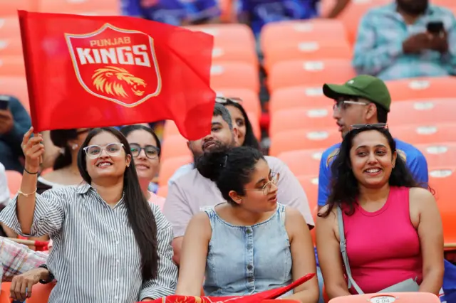 ਪੰਜਾਬ ਕਿੰਗਜ਼ ਦੇ ਝੰਡੇ ਫੜੀ ਮਹਿਲਾ ਸਮਰਥਕਾਂ ਮੈਚ ਦਾ ਆਨੰਦ ਮਾਣਦੀਆਂ ਹੋਈਆਂ