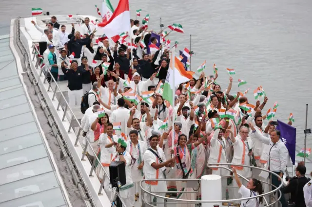 अचंता शरथ कमल आणि पी.व्ही. सिंधू भारताचे ध्वजवाहक होते.