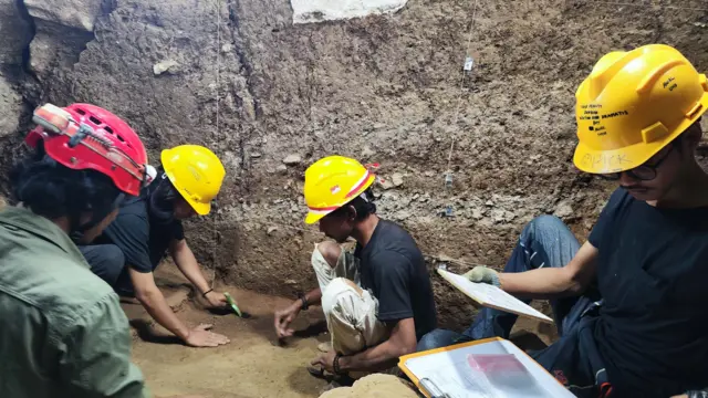 Peneliti menggali situs Leang Bulu Bettue hingga kedalaman delapan meter.