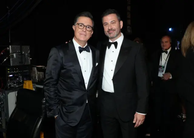 Stephen Colbert y Jimmy Kimmel en la entrega de los Emmy de 2019