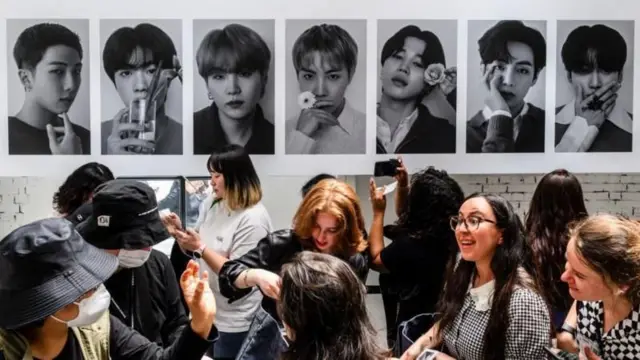 ਬੀਟੀਐੱਸ ਬੈਂਡ ਦੇ ਦੁਨੀਆ ਭਰ ਵਿੱਚ ਪ੍ਰਸ਼ੰਸਕ ਹਨ