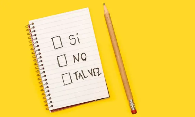 Un bloc de notas de espiral con las palabras «sí», «no» y «tal vez» —junto a casillas para marcar la elección— y un lápiz, sobre fondo amarillo.