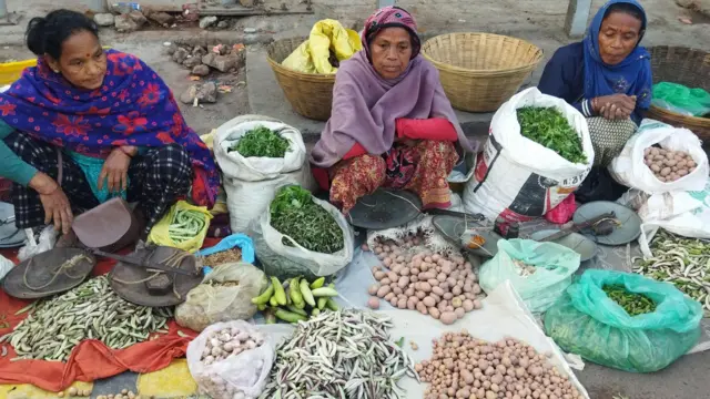 तरकारी बिक्री गर्दै स्थानीय महिलाहरू