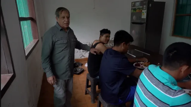 નૃવંશશાસ્ત્રી હિલાર્ડ કેપ્લાન સિમાન લોકો પર સંશોધનનું નેતૃત્વ કરી રહ્યા છે.